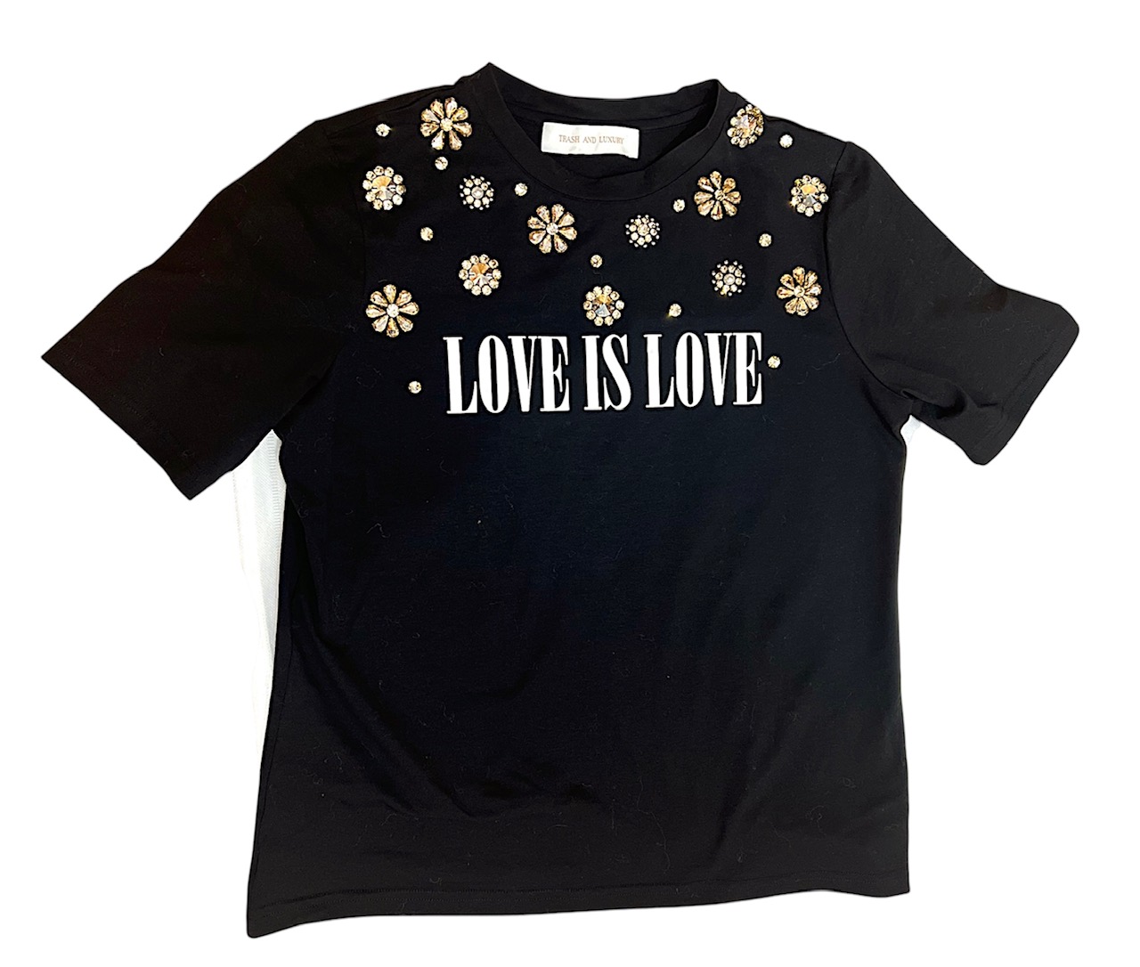  T-SHIRT MAYPO ΣΕ ΧΑΛΑΡΗ ΓΡΑΜΜΗ ΜΕ ΤΥΠΩΜΑ "LOVE IS LOVE" ΚΑΙ ΚΡΥΣΤΑΛΛΑ "STYLISHIOUS COLLECTION" 2025